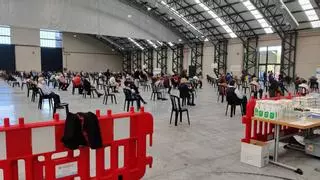 Vacunación masiva en Vigo: largas colas en Ifevi con más de 4.000 citados