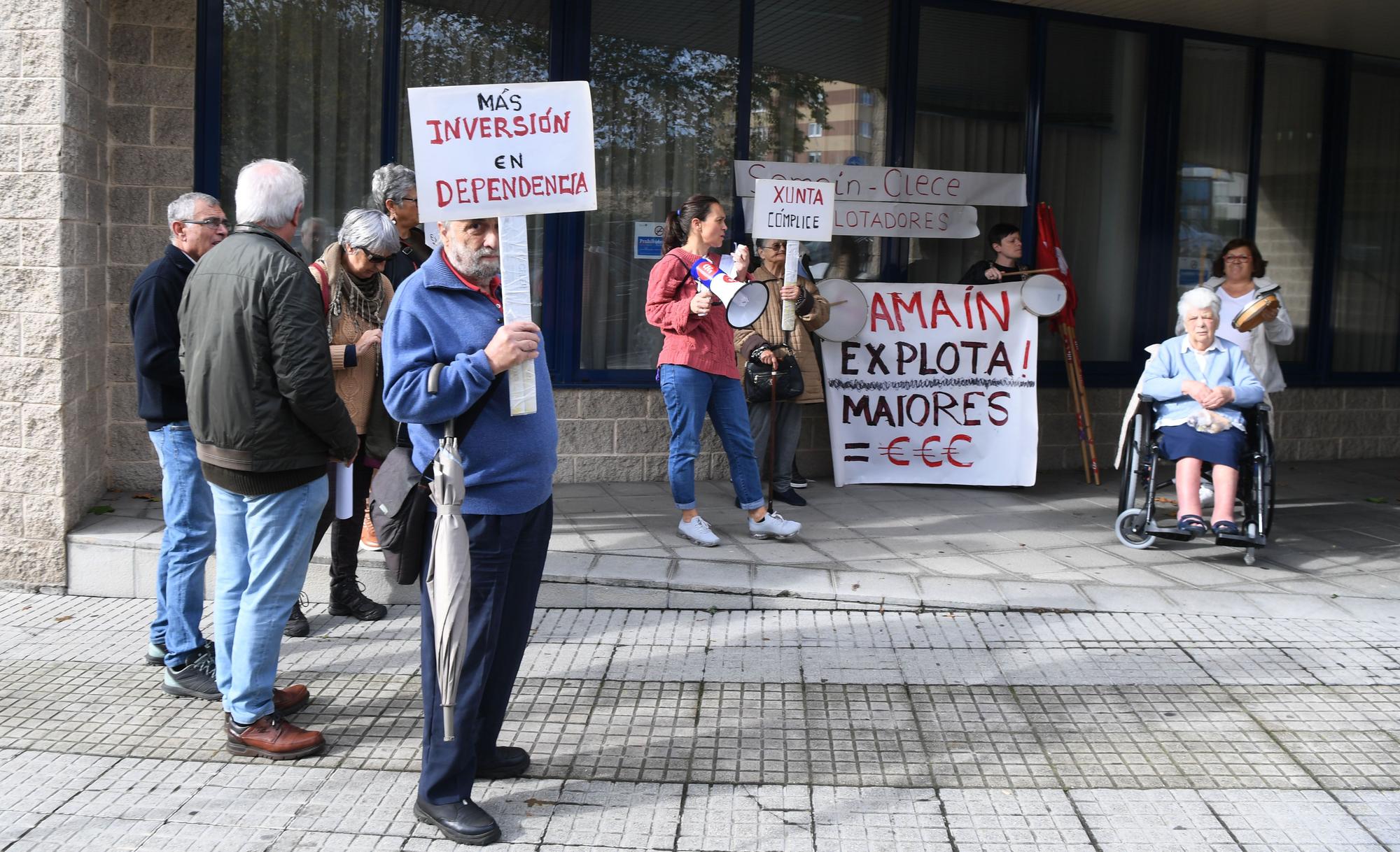 Personal y usuarios de la residencia Concepción Arenal protestan contra las condiciones en el centro