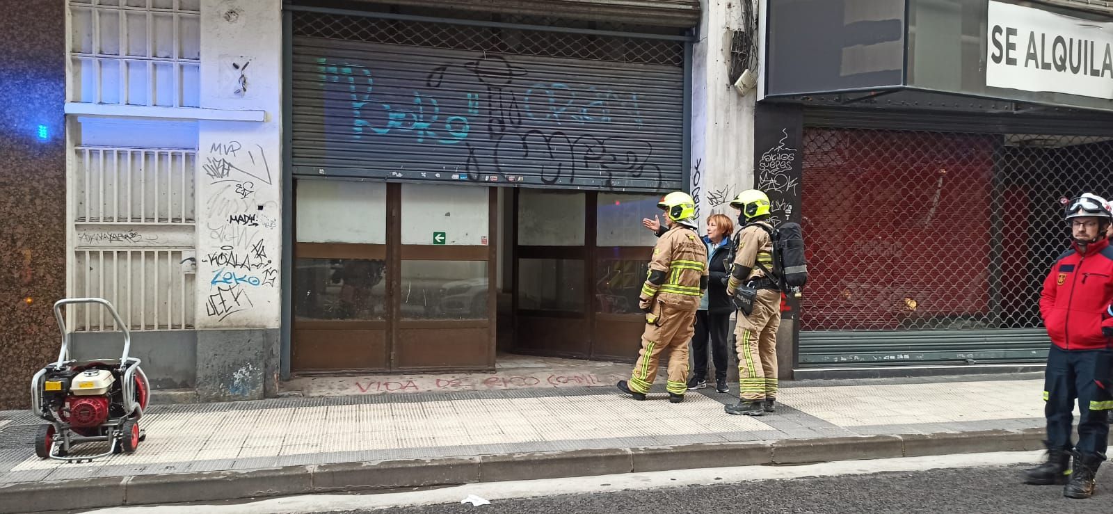 Susto en la calle Carmen por el incendio de un local en desuso