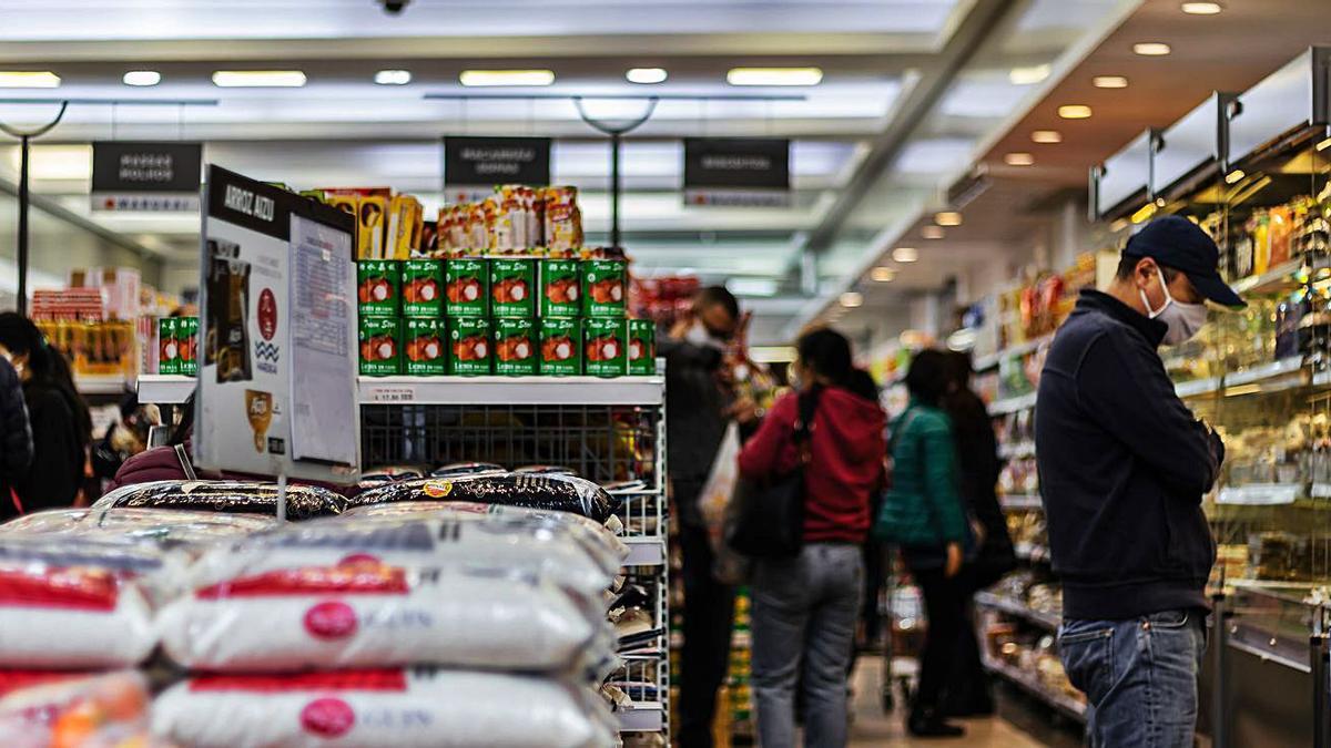 Clientes haciendo la compra en un supermercado | E.P.