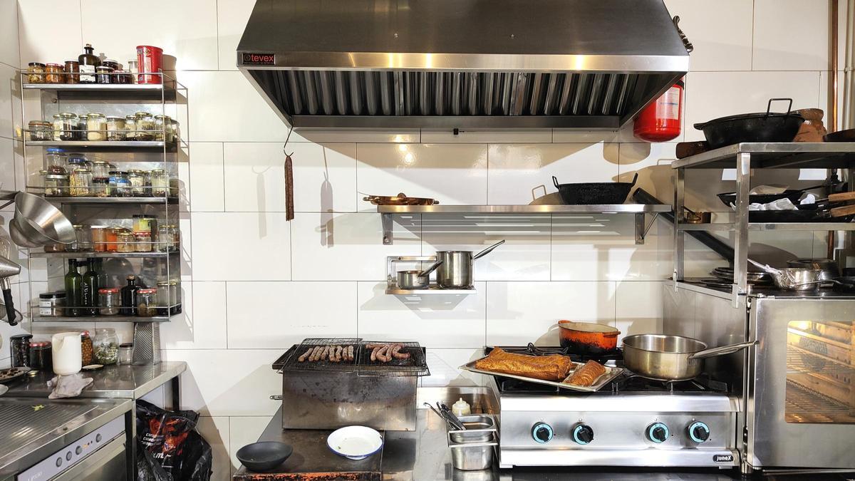 La cocina con la brasa de El Cup Vell.