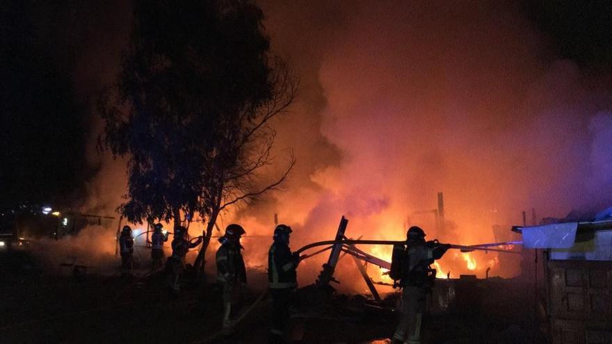 Los bomberos se tuvieron que emplear ayer a fondo para controlar el incendio en el poblado.