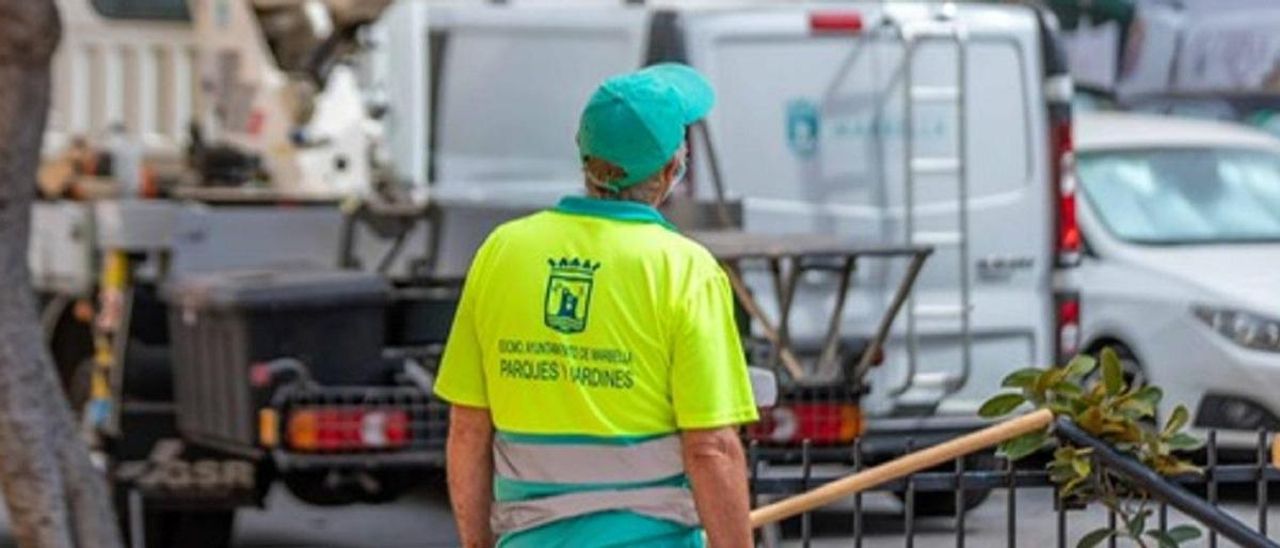 Un trabajador de la Delegación de Parques y Jardines de Marbella.