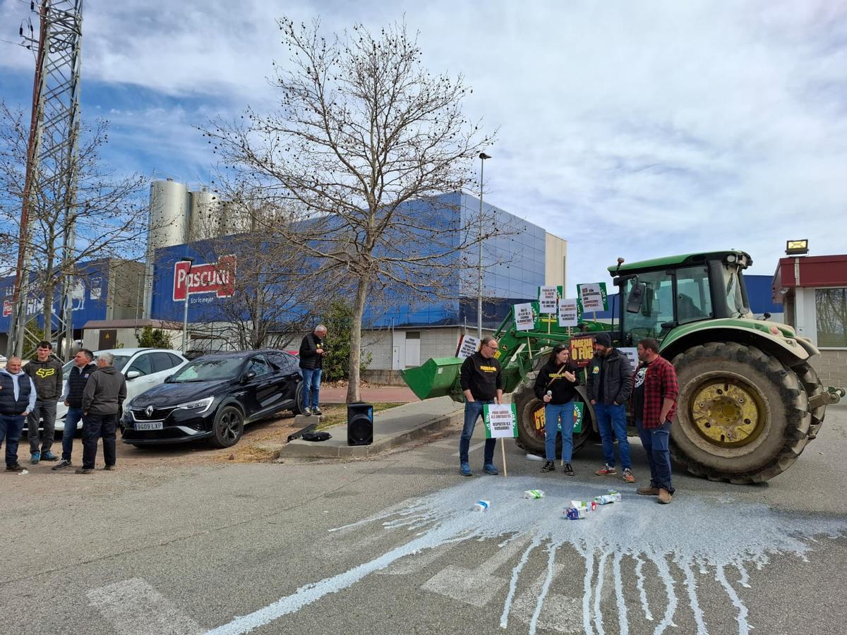 Un momento de la protesta de Unió de Pagesos ante la fábrica del grupo Pascual en Gurb (Barcelona).