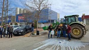 Un momento de la protesta de Unió de Pagesos ante la fábrica del grupo Pascual en Gurb (Barcelona).