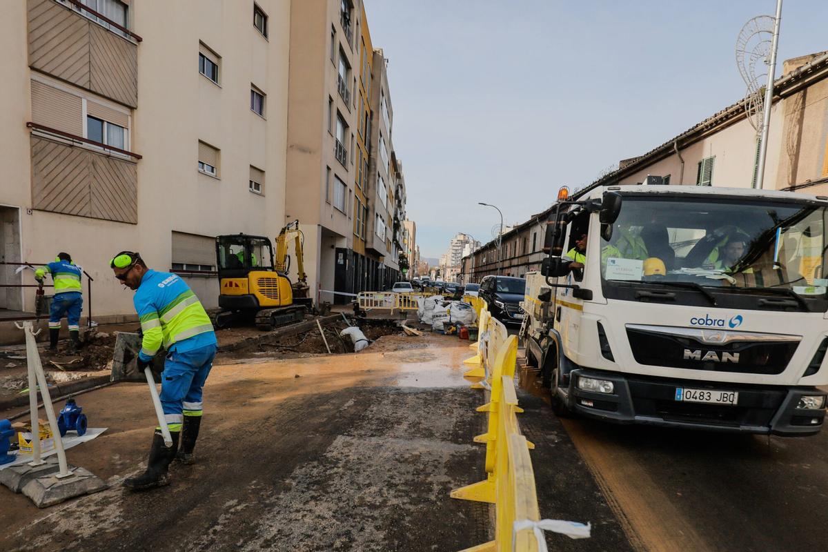 Cortan el tráfico desde la rotonda de Can Blau a la calle Manacor por la avería de una tubería