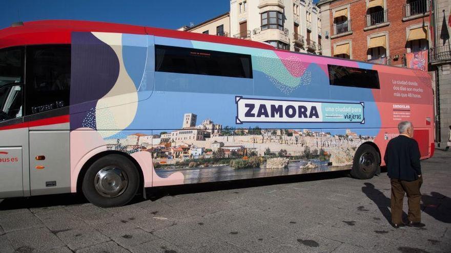 Uno de los autobuses con la promoción de Zamora.