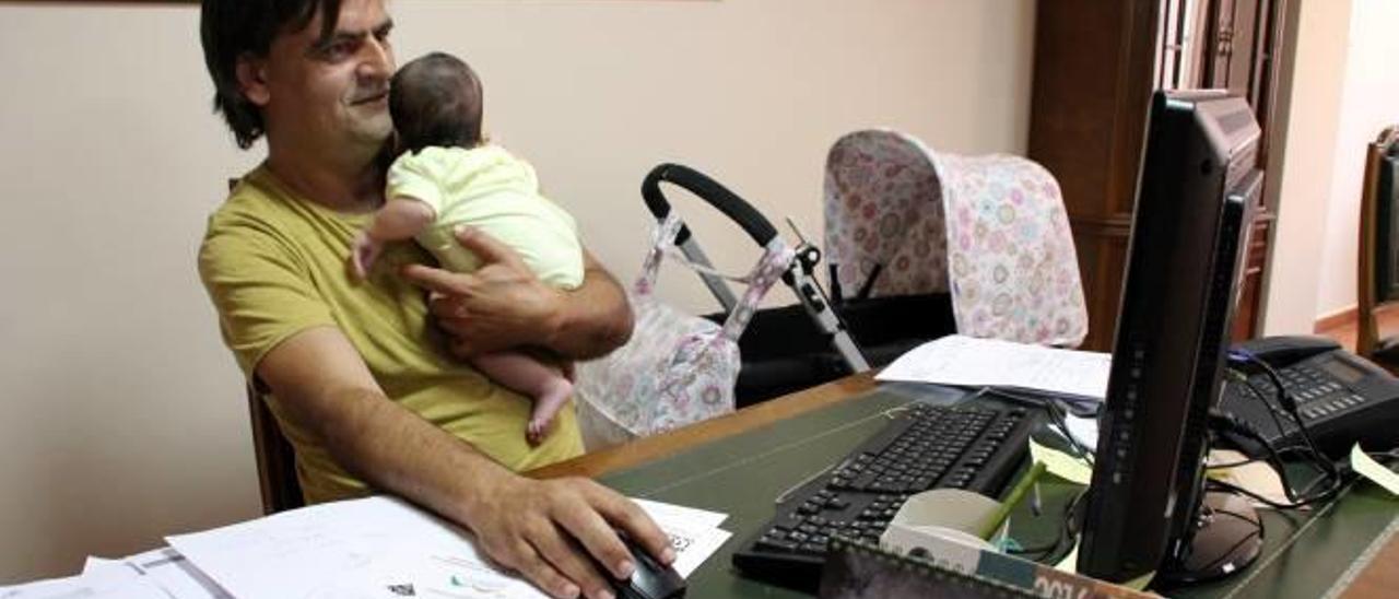 Alcalde e hija en el ayuntamiento