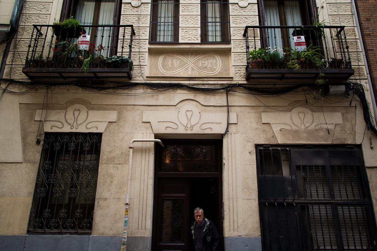 Un hombre sale del portal en el que se encuentra la casa genital.