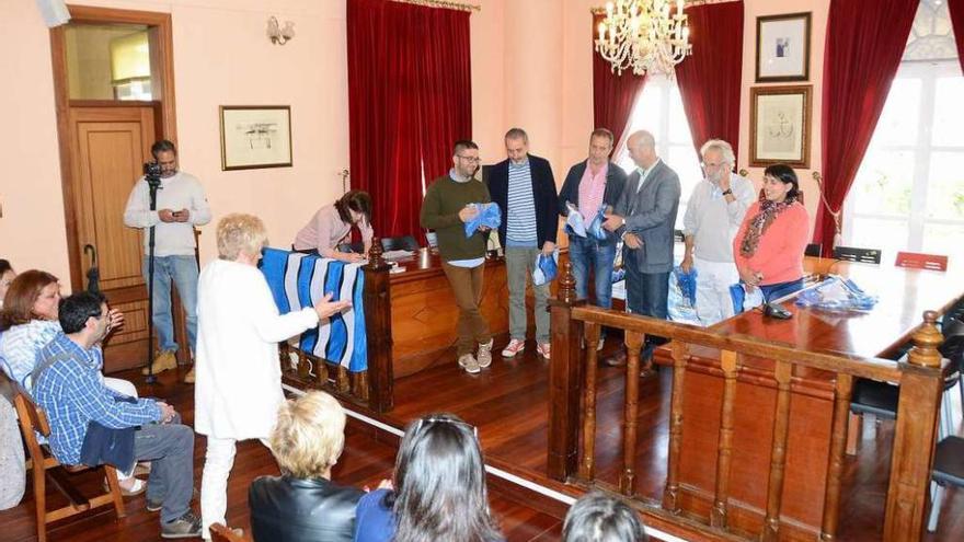 Un momento del acto celebrado ayer en el salón de plenos de Bueu. // Gonzalo Núñez