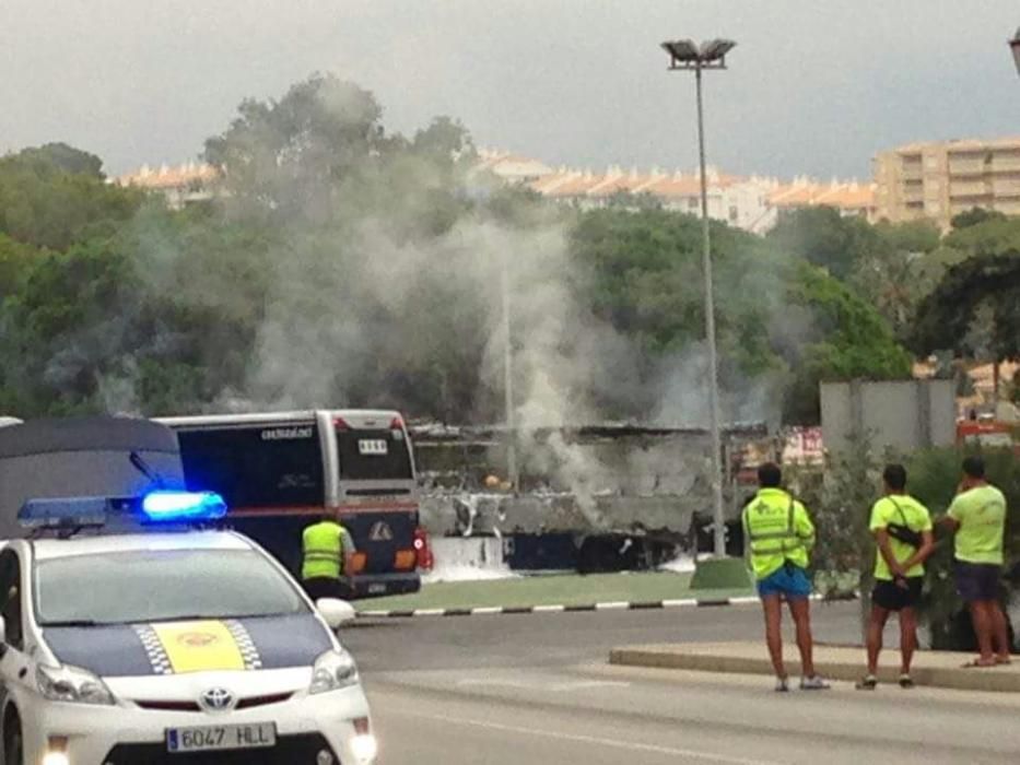 Un autobús arde en Campoamor