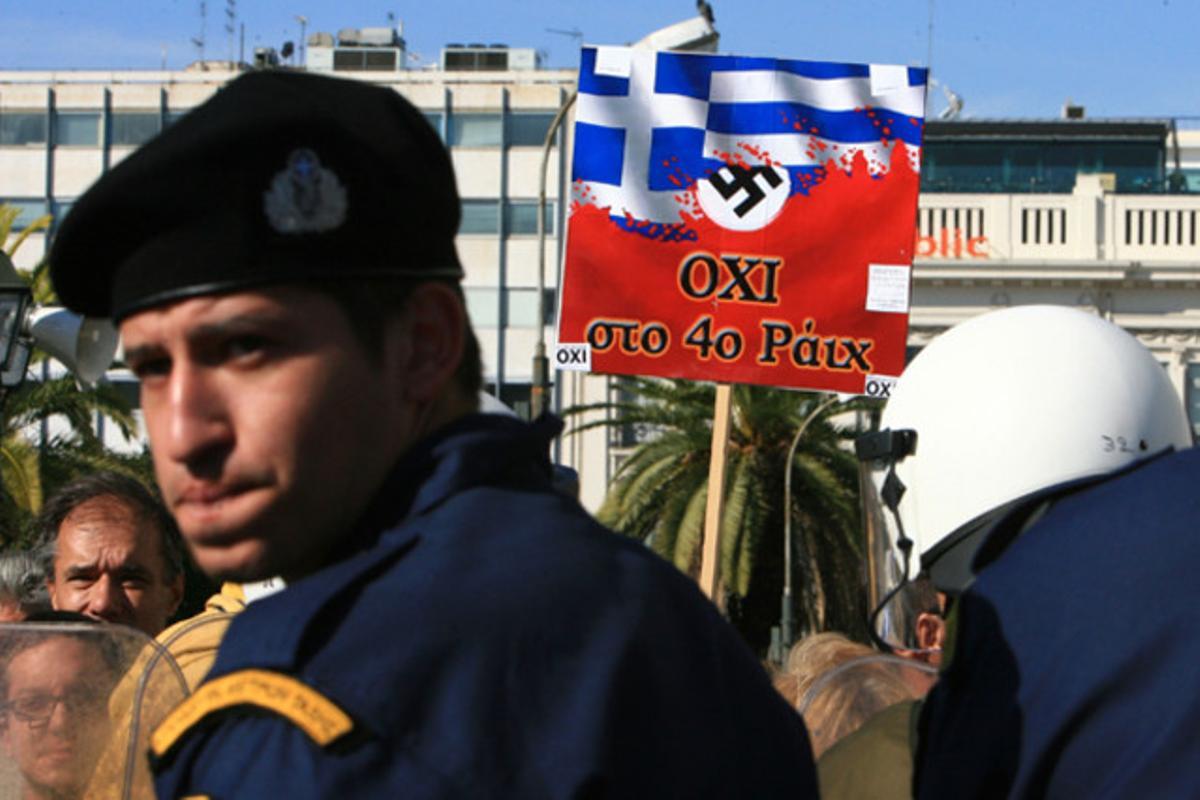 Una estudiant grega amb una pancarta que diu: No al Quart Reich,’ durant la marxa que commemorava l’entrada de Grècia a la segona guerra mundial avui a Atenes.