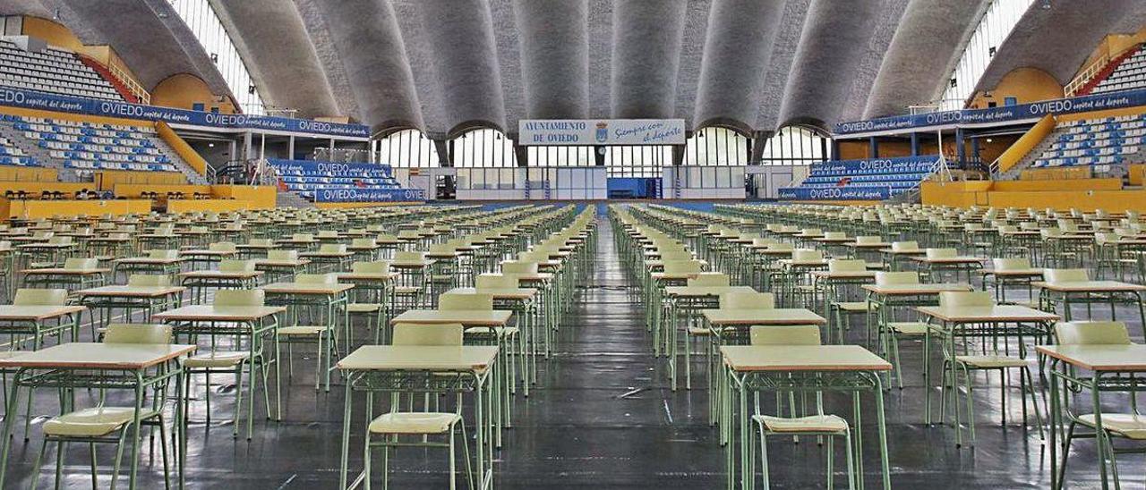 Las mesas colocadas en el Palacio de los Deportes de Oviedo.