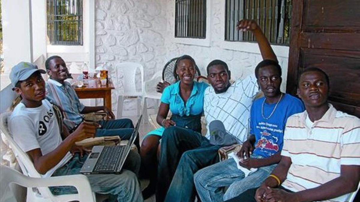 Raperos 8 Integrantes del grupo autor de dos vídeos para promocionar la higiene en Haití.