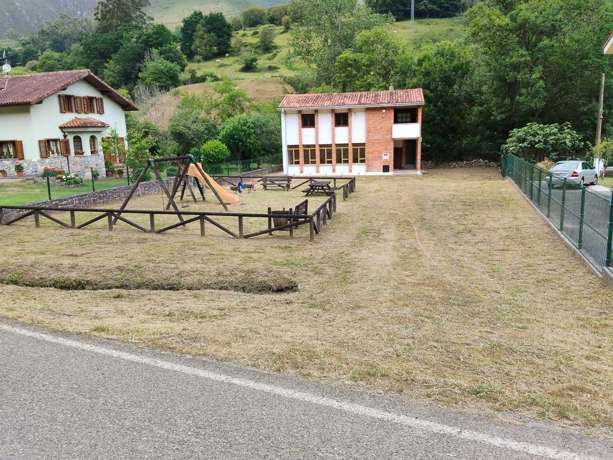 Llanes pone a punto todos los parques infantiles y las áreas recreativas del concejo