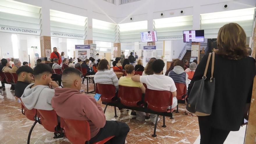 Cientos de inmigrantes intentan acogerse a la regularización masiva en Córdoba