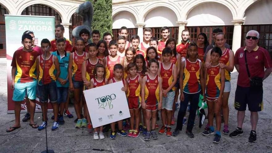 El Vino de Toro Caja Rural posa en el patio de la Diputación de Zamora.