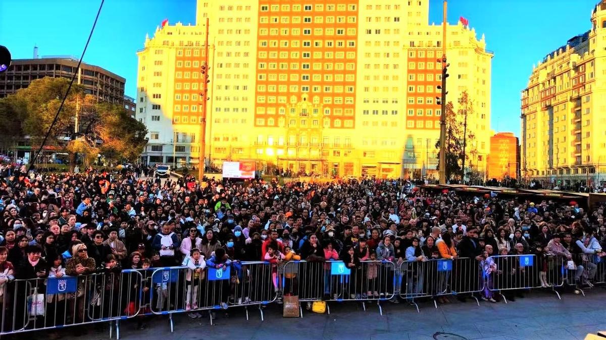 La población madrileña celebra el “Feliz Año Nuevo Chino. Feria del Templo” en la Plaza de España.