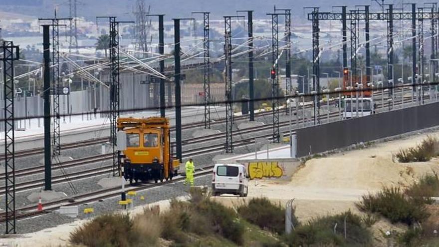 Las vías de la línea de la Alta Velocidad de la estación de Elche, situada en Matola, durante la fase de pruebas, en imagen de archivo.