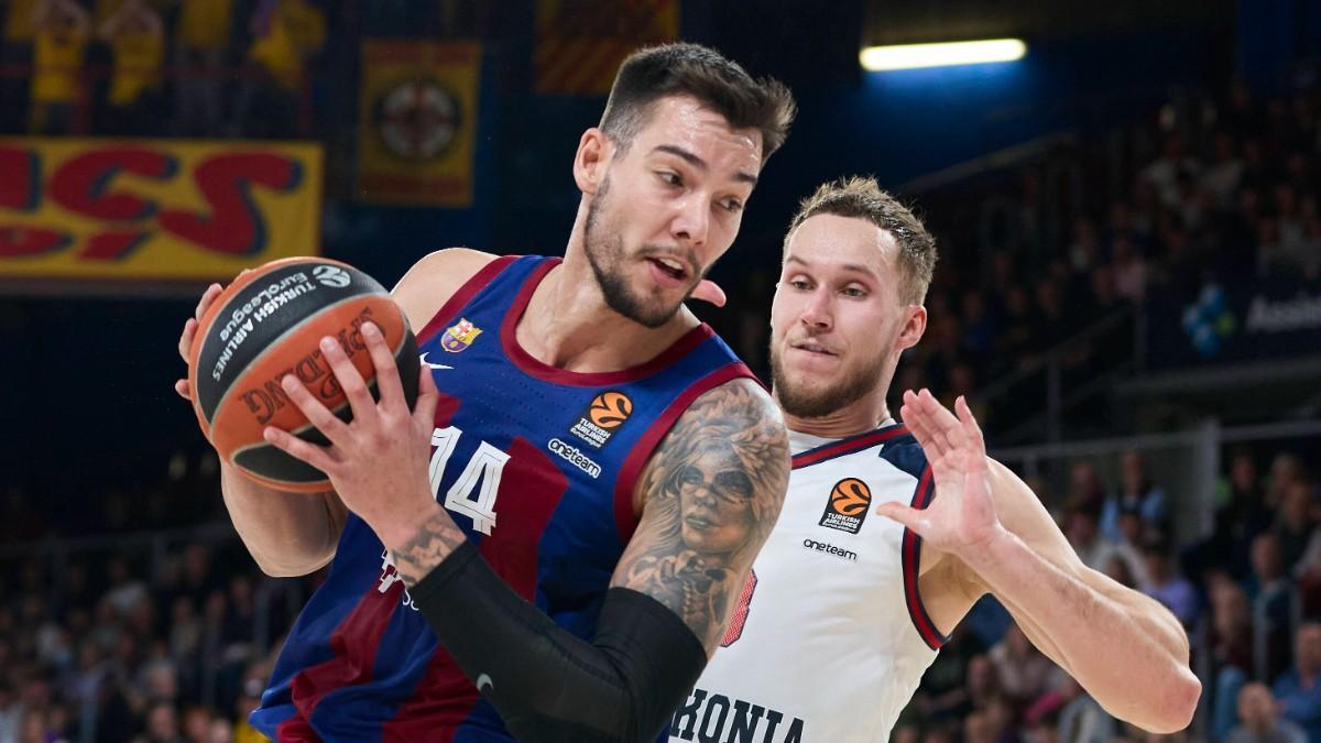 Willy Hernangómez y Tadas Sedekerskis, en un Barça - Baskonia de la pasada temporada
