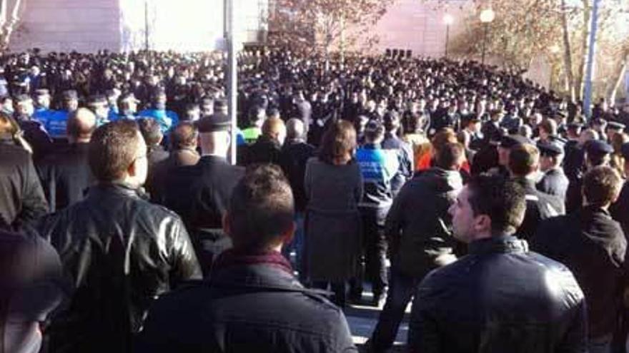 Agentes congregados en la Comisaría de Canillas para despedir al policía fallecido.