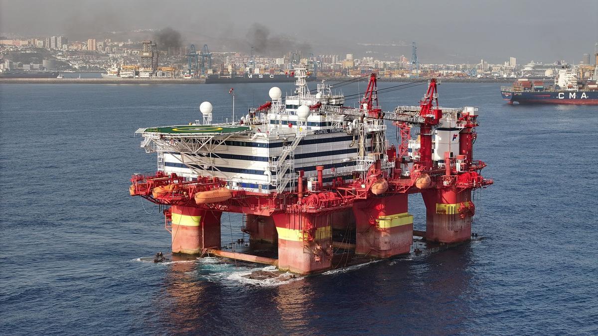 La 'Floatel Triumph' entra al Puerto de Las Palmas.