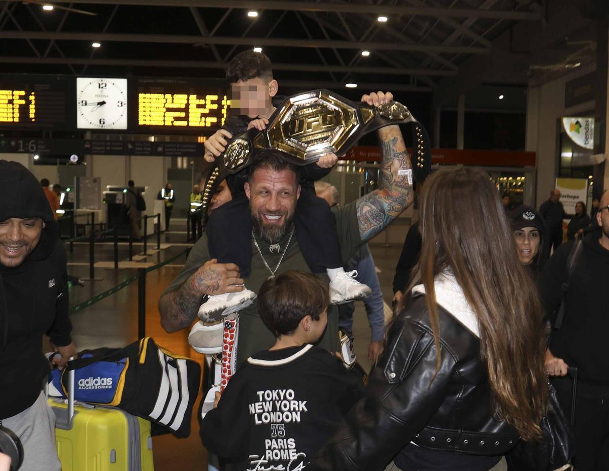 Recibimiento en la estación de tren de Alicante al equipo de Ilia Topuria, campeón de la UFC.