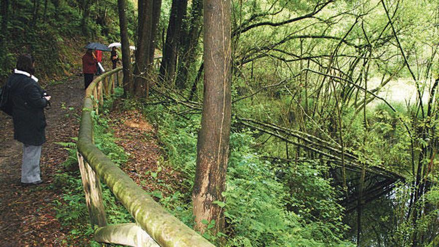 Vecinos en el entorno de los lagos de Silva, donde se prevé desarrolar la mina.