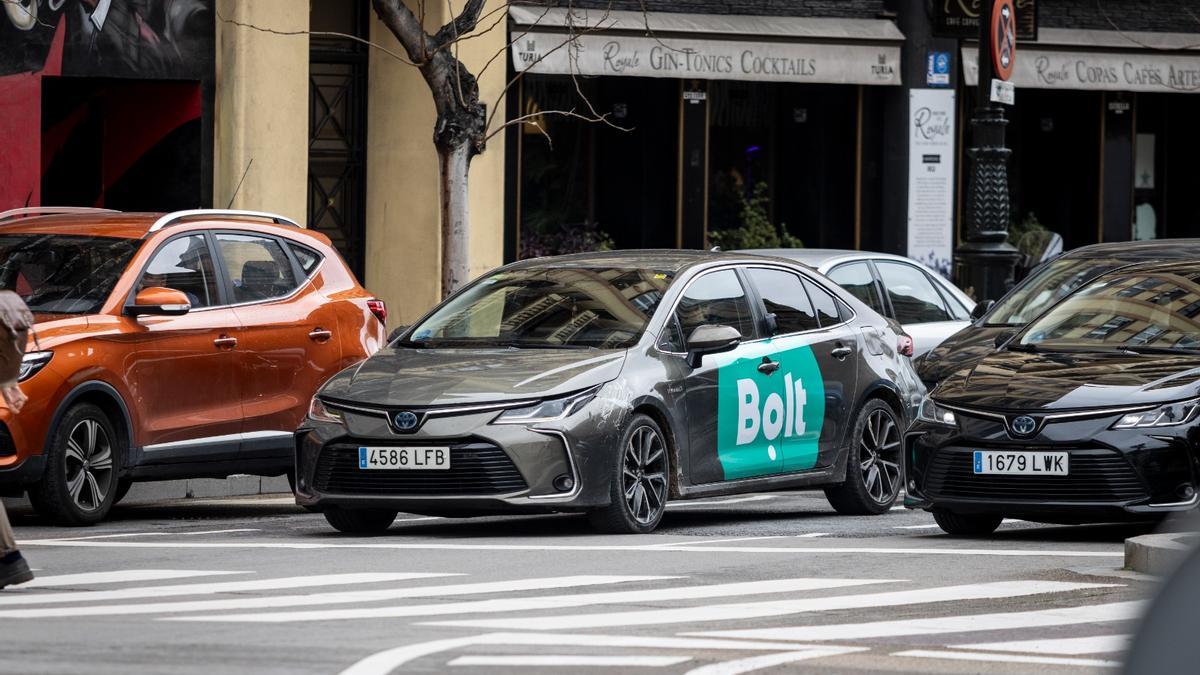 Un coche de Bolt circula por las calles de Zaragoza.