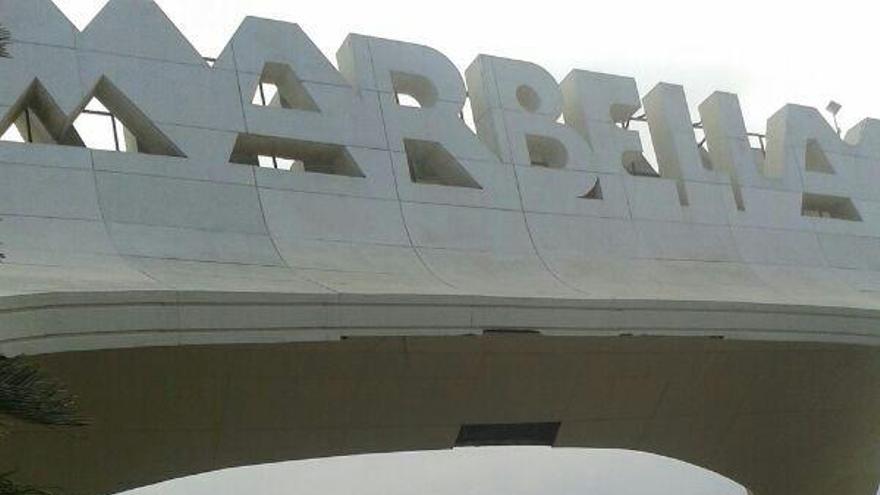 Cascotes caídos del puente de acceso a Marbella.