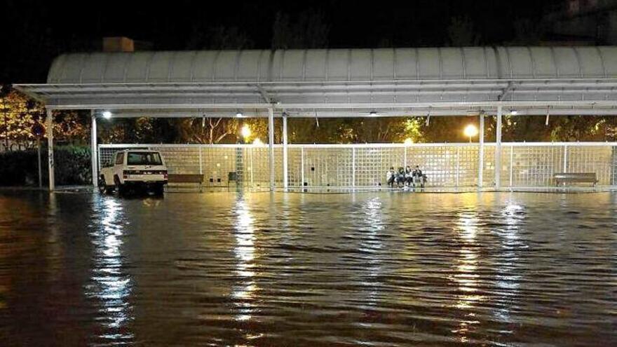 Imatge de l&#039;estació de busos d&#039;Igualada dijous a la nit, bastant plena d&#039;aigua