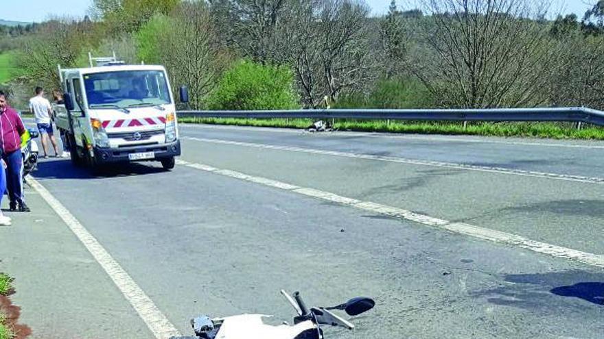 La moto que se salió de la vía en Soutolongo. |   // EMERXENCIAS DE LALÍN