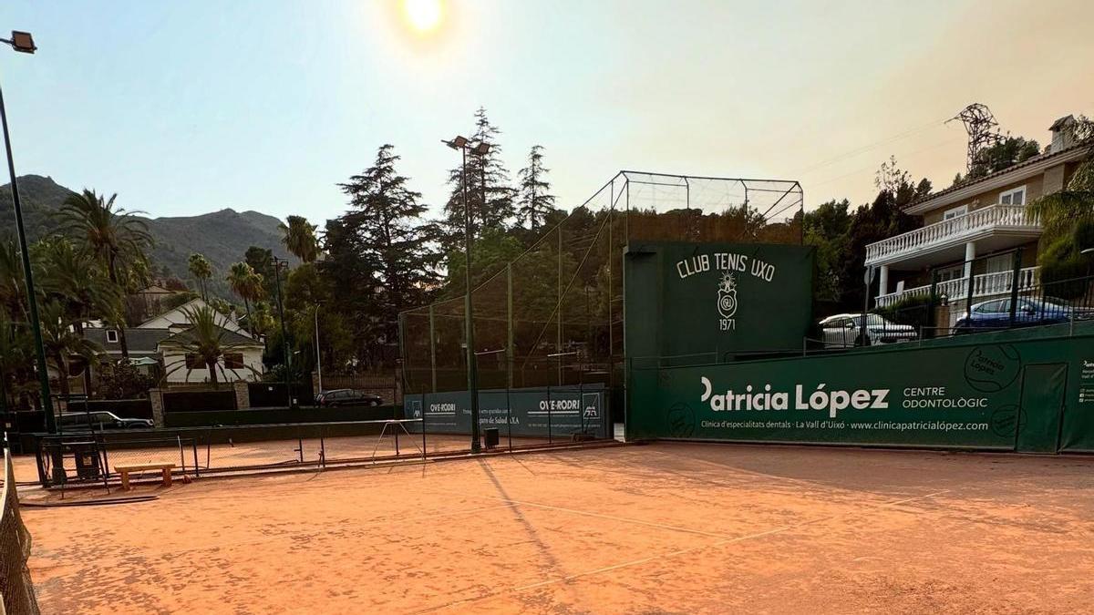 El humo del incendio a la derecha de las instalaciones del Club de Tenis Uxó, que están en la zona evacuada de la Vall d'Uixó.