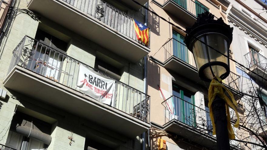 Cartell contra els pisos turístics al cor del Barri Vell de Girona. | ACN