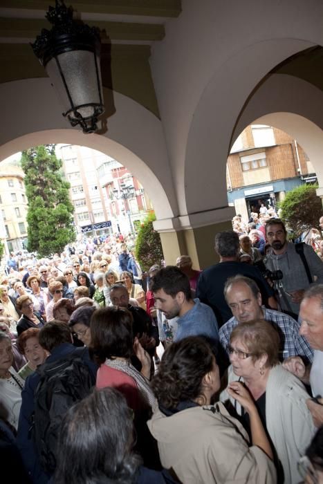 Manifiesto y entrega de firmas a favor de mantener la imagen de la Virgen del Carbayu en el Ayuntamiento de Sama