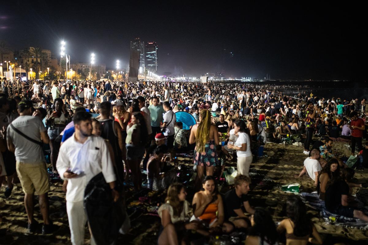 La revetlla torna a la platja a Barcelona