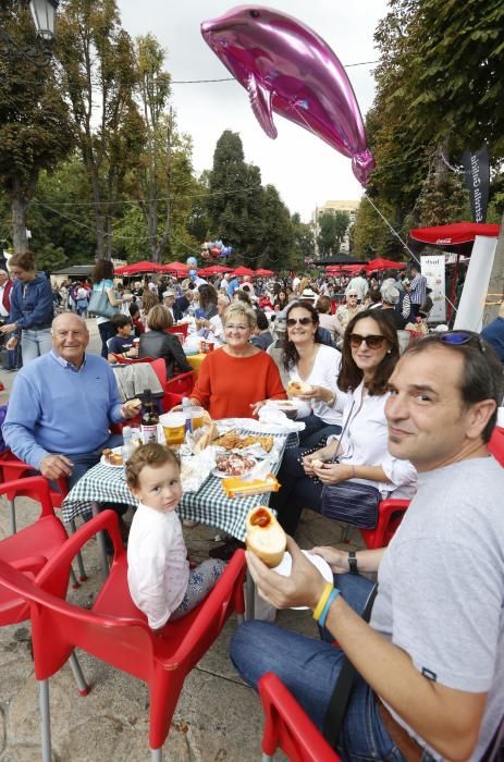 Oviedo celebra el día grande de San Mateo con 7.000 bollos preñaos
