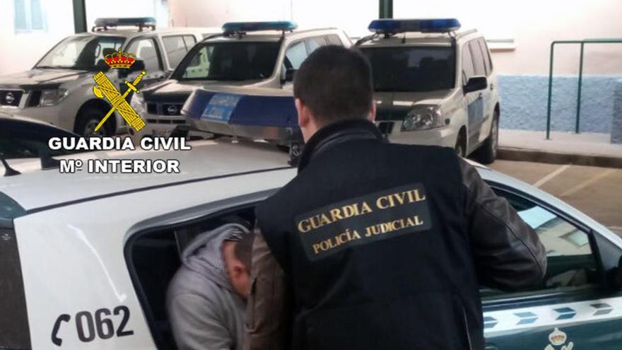 La Guardia Civil con uno de los detenidos