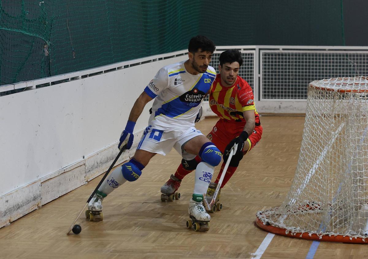 Pablo Cancela conduce la bola junto a la portería en un partido del Compañía de María esta temporada.