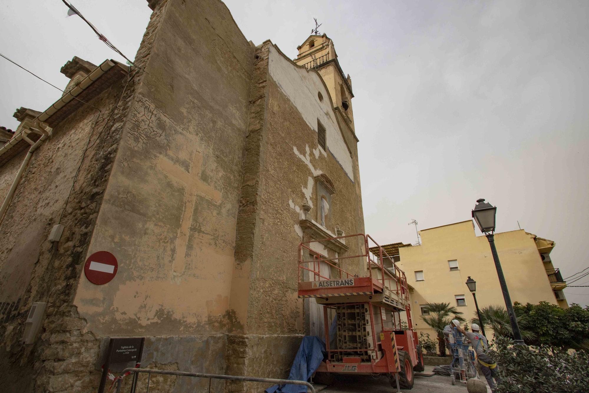 Rehabilitan la fachada y el campanario de la iglesia de Otos gracias a las aportaciones de los feligreses