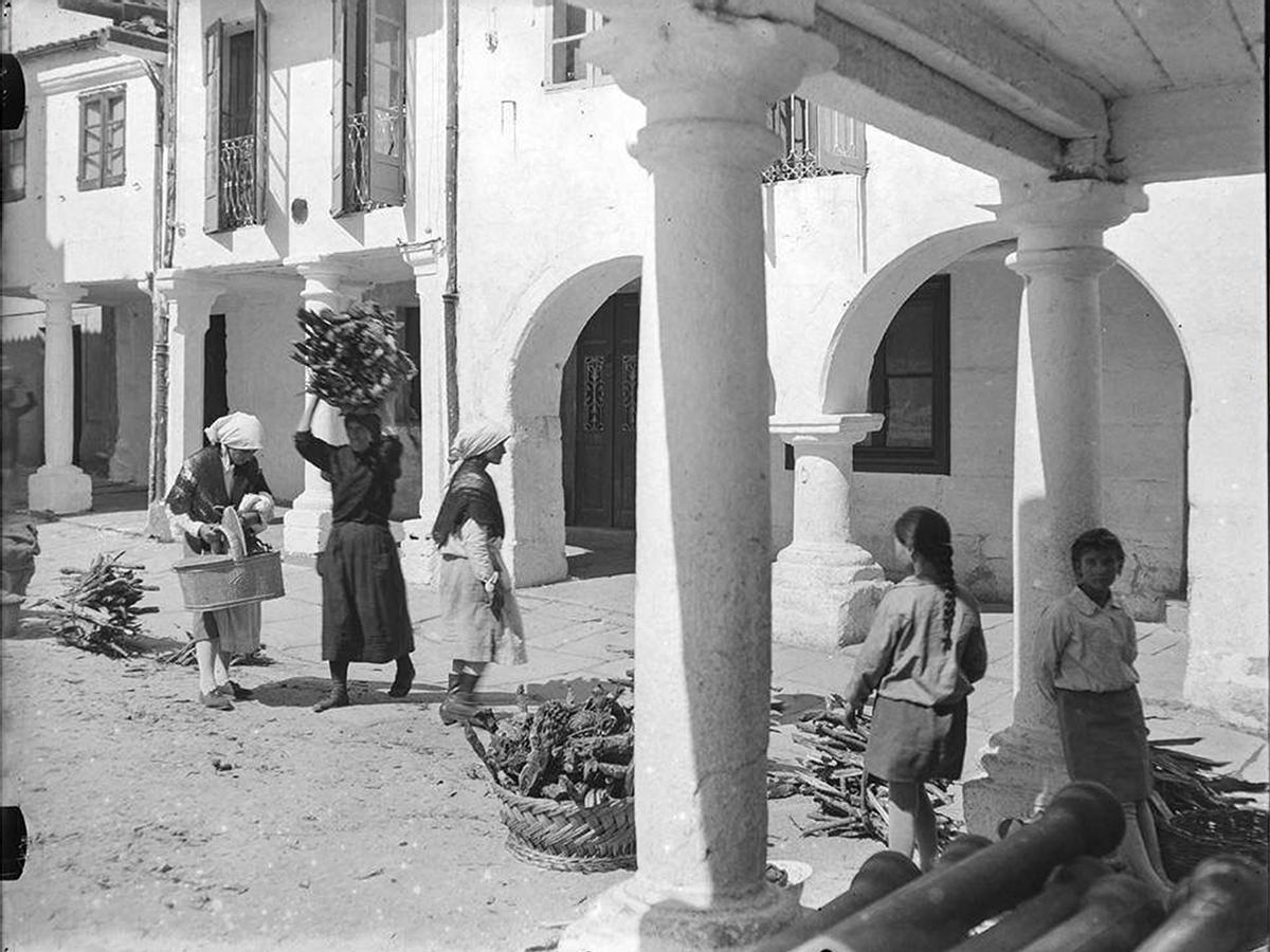 Praza da Leña de Pontevedra en 1902, con todas las fachadas encaladas