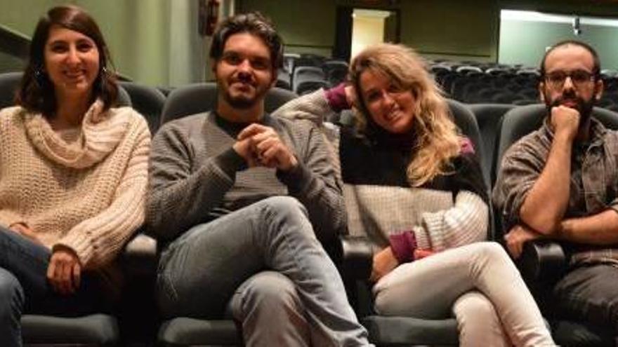 Xuel Díaz, segona per la dreta, amb Laia Casanellas, Juanjo Marín i Sergio Roca, al teatre de Berga