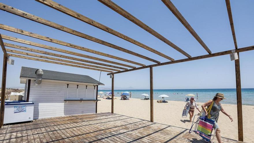 Sin chiringuitos en las playas de Elche hasta, mínimo, mediados de julio