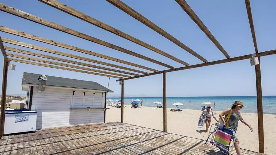 Sin chiringuitos en las playas de Elche hasta, mínimo, mediados de julio
