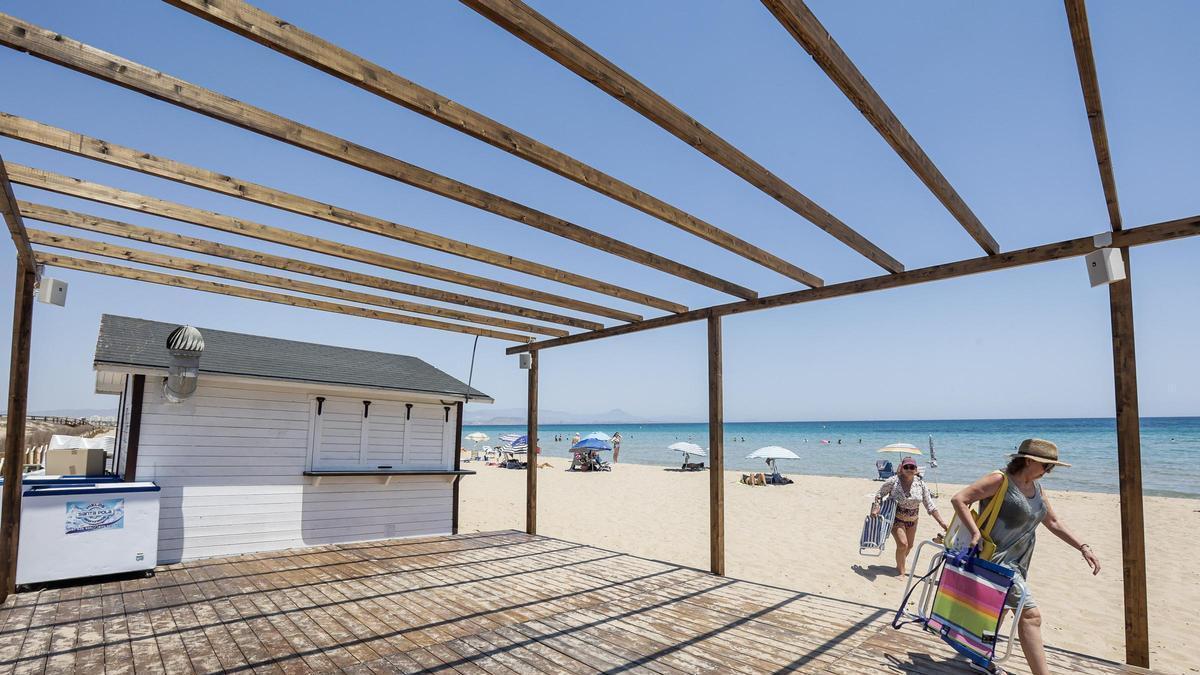 Los chiringuitos en las playas de Elche se retrasan a la segunda quincena de julio
