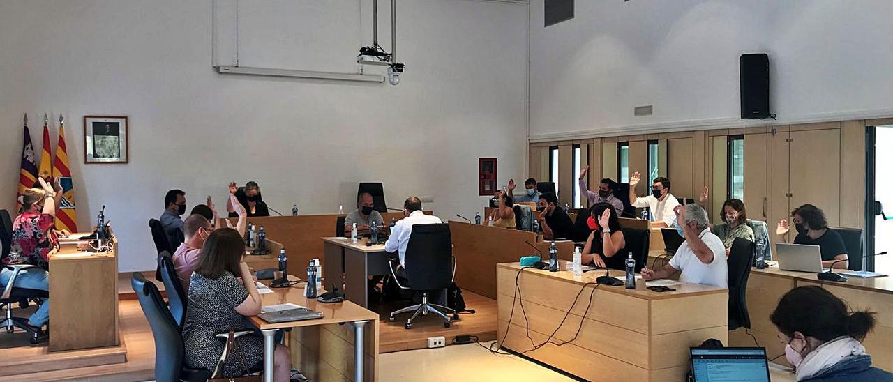 Una de las votaciones unánimes del pleno del Consell de Formentera, celebrado ayer.