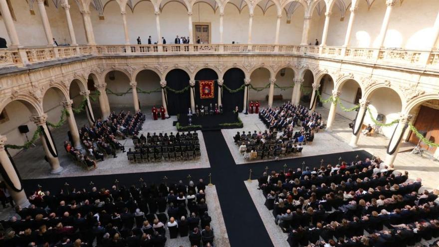 El claustro de Santo Domingo se ha llenado para asistir a la recepción del Caballero Cubierto