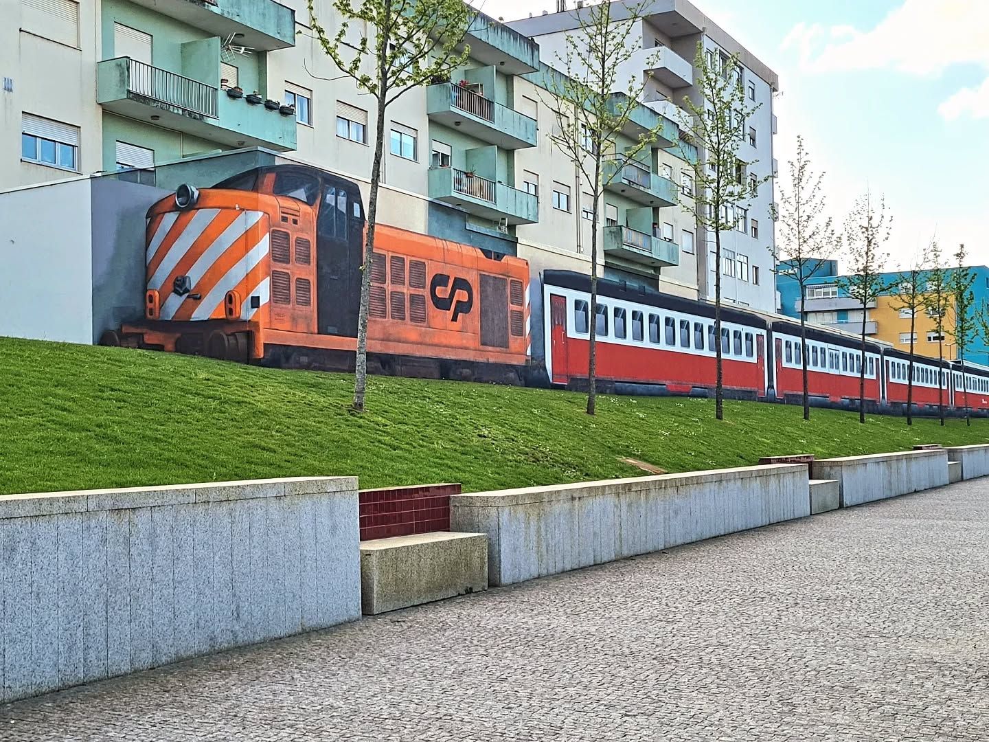 El mural hiperrealista que «devuelve» el tren a Monçao