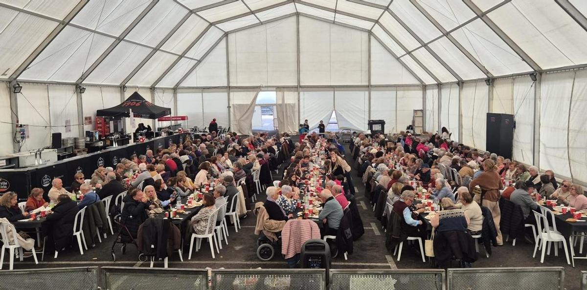 La comida en homenaje a los mayores ha llenado la carpa del recinto de las fiestas.