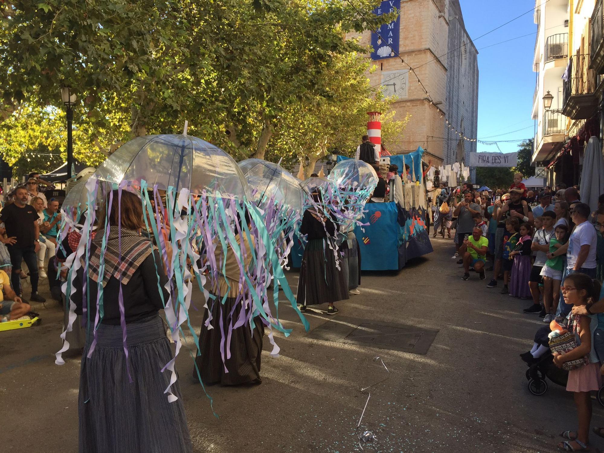 FOTOS | Binissalem asiste al desfile de más de setenta carrozas vinícolas